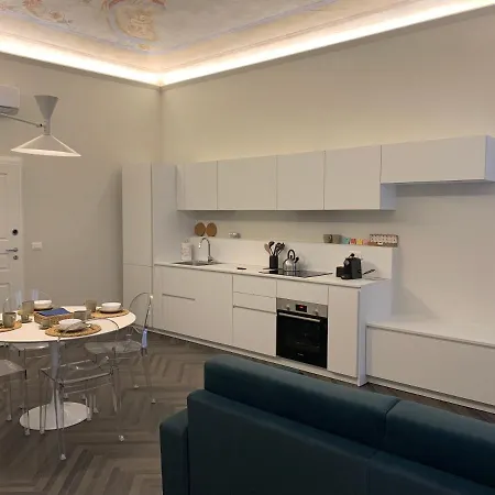 Niki O. Charme Parme